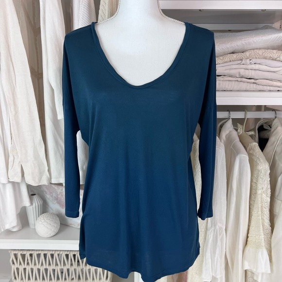 GAP Dark blue 3/4 sleeve Low V neck tee.  Women's medium.  Item #0014 - Picture 1 of 9